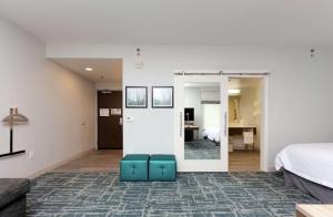 Hampton Inn Acworth客房内的一张或多张床位