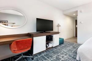 Hampton Inn Acworth的电视和/或娱乐中心
