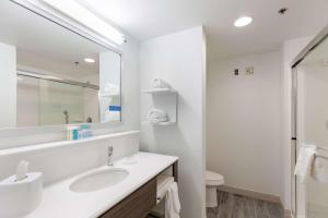Hampton Inn Acworth的一间浴室