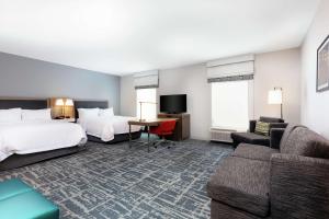 阿克沃思Hampton Inn Acworth的有两张床和一张沙发的酒店房间