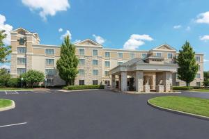 a large apartment building with a parking lot at Homewood Suites by Hilton Columbus/Polaris in Columbus