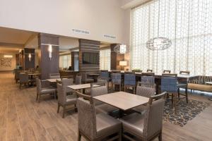 大急流城汉普顿套房酒店餐厅或其他用餐的地方
