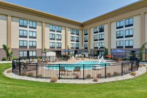 an exterior view of a building with a pool at Hampton Inn Cincinnati Airport South in Florence