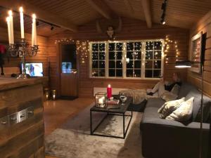 ein Wohnzimmer mit Sofa und Tisch in der Unterkunft Mountain Holiday Homes - Ottsjö, Trillevallen -Sweden in Åre