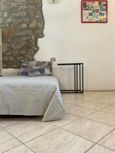 ein Schlafzimmer mit einem Bett und einer Steinmauer in der Unterkunft Casadolu 