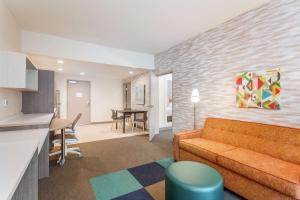 Home 2 Suites By Hilton Indianapolis Northwest في انديانابوليس: غرفة معيشة مع أريكة وطاولة