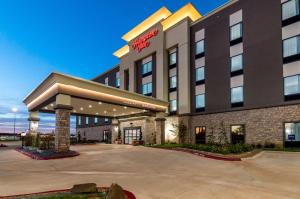 オクラホマシティにあるHampton Inn Oklahoma City Northeast OKのホテルの正面のレンダリング
