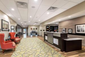 オクラホマシティにあるHampton Inn Oklahoma City Northeast OKのホテル内のロビー(椅子付)、バー