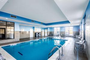 una grande piscina con acqua blu in un edificio di Hampton Inn Oklahoma City Northeast OK a Oklahoma City