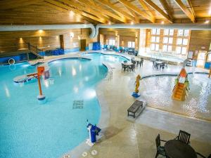 une grande piscine intérieure dans un immeuble dans l'établissement Thumper Pond Resort, à Ottertail 13 autres photos