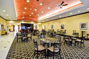 un restaurante con mesas y sillas en el vestíbulo en Homewood Suites by Hilton Tulsa-South, en Broken Arrow