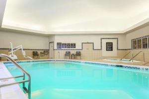 プレインビューにあるHomewood Suites by Hilton Long Island-Melvilleの青い水の大型スイミングプール
