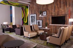 vestíbulo con zona de espera con sillas y TV en Hampton Inn & Suites by Hilton Augusta-Washington Rd en Augusta