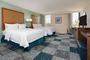 Hampton Inn Norcross客房内的一张或多张床位