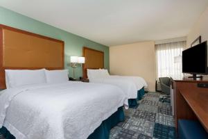 Hampton Inn Norcross的电视和/或娱乐中心