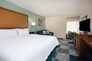 Hampton Inn Norcross的电视和/或娱乐中心