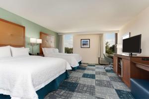 Hampton Inn Norcross的电视和/或娱乐中心