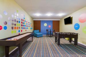 Hampton Inn Norcross的电视和/或娱乐中心