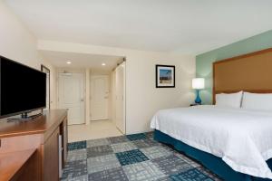 Hampton Inn Norcross客房内的一张或多张床位