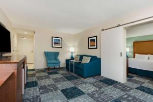 Hampton Inn Norcross客房内的一张或多张床位