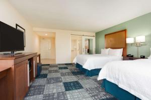 Hampton Inn Norcross的电视和/或娱乐中心