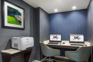 Hampton Inn Norcross的电视和/或娱乐中心