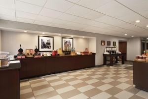 una sala d'attesa in farmacia con bancone di Hampton Inn Atlanta-Stone Mountain a Stone Mountain