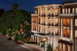 富兰克林The Harpeth Franklin Downtown, Curio Collection by Hilton的城市街道上建筑物的 ⁇ 染