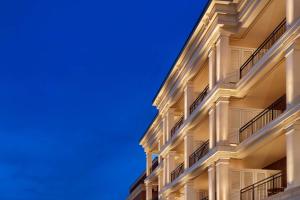 The Harpeth Downtown Franklin, Curio Collection by Hilton في فرانكلين: مبنى بشرفات مقابل السماء الزرقاء