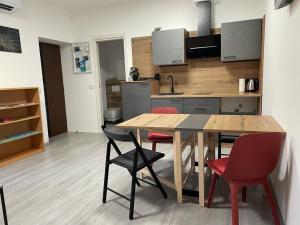 una cucina con tavolo in legno e 4 sedie di Sandra's House a Izola
