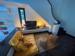 sala de estar con cama y ventana en Les Alzines - Chalet con gran piscina cerca de Barcelona, en Òrrius