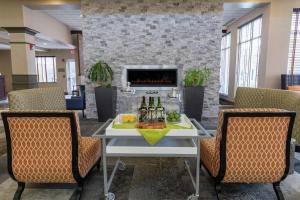 una mesa con comida y bebidas en el vestíbulo en Hilton Garden Inn West Des Moines, en West Des Moines