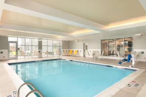 uma grande piscina num quarto de hotel em Homewood Suites by Hilton Frederick em Frederick