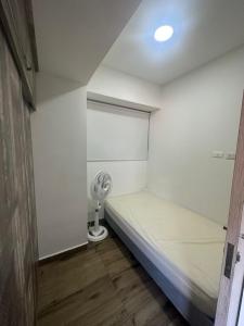 um quarto branco com uma cama e uma ventoinha em Hermoso y lujoso apartamento en Bello em Bello
