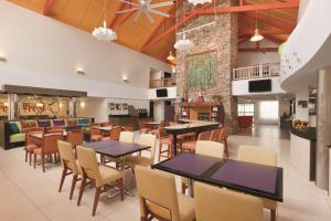 Homewood Suites Harrisburg-West Hershey Area في ميتشانيكسبورغ: غرفة طعام مع طاولات وكراسي في مطعم