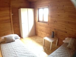 Schlafzimmer mit einem Bett, einem Fenster und einem Tisch in der Unterkunft Villas Eldorado-Mascotas Bienvenidas in Barreiros