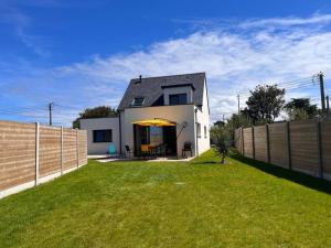 ランデダにあるMaison de vacances à 200 m de l'Aber Benoîtの柵付白家