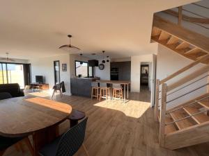 ランデダにあるMaison de vacances à 200 m de l'Aber Benoîtのリビングルーム、キッチン(テーブル付)、ダイニングルーム
