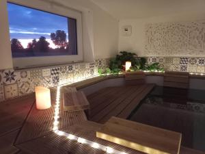 um quarto com uma piscina com uma janela e luzes em Studio de charme avec piscine de relaxation em Moyaux