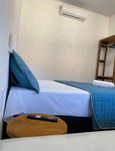 Łóżko lub łóżka w pokoju w obiekcie suítes Pataxós