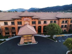 - une vue aérienne sur l'hôtel Cherokee dans l'établissement Hampton Inn & Suites Temecula, à Temecula