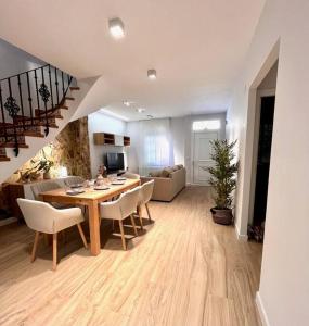 Una sala de estar con una mesa y sillas y un sofá. en Casa amplia y moderna de 5 habitaciones hasta 12 personas, en Puerto Sagunto