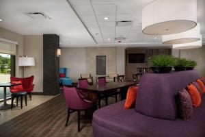 Home2 Suites By Hilton Muskogee的休息区