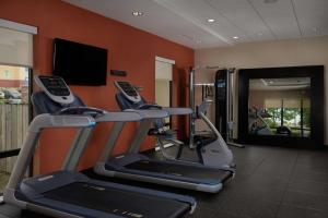 Home2 Suites By Hilton Muskogee的健身中心和/或健身设施