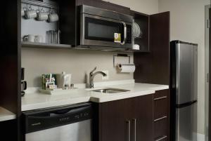Home2 Suites By Hilton Muskogee的厨房或小厨房