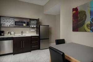 Home2 Suites By Hilton Muskogee的厨房或小厨房