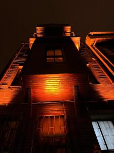 Un bâtiment avec des lumières orange au-dessus dans l'établissement Mudem Apart, à Istanbul