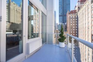 uma varanda com um vaso de plantas num edifício em The Bernic Hotel New York City,Tapestry Collection by Hilton em Nova York