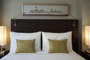 Postel nebo postele na pokoji v ubytování The Bernic Hotel New York City,Tapestry Collection by Hilton