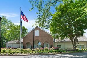 une église arborant un drapeau américain devant elle dans l'établissement Hilton Vacation Club The Historic Powhatan Williamsburg, à Williamsburg
